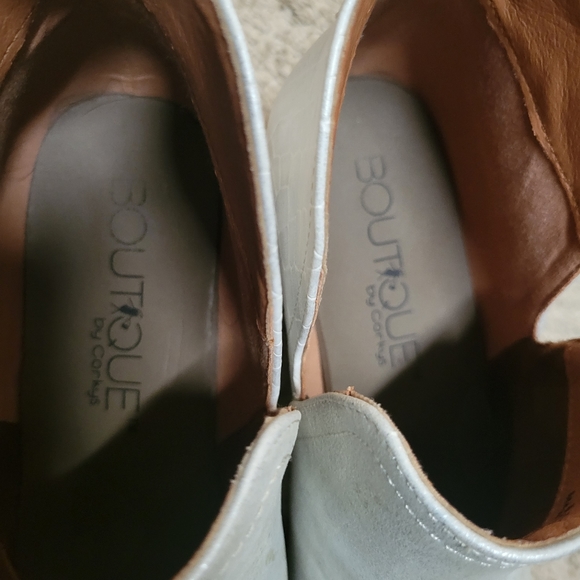 Woman's Boots - Picture 3 of 4